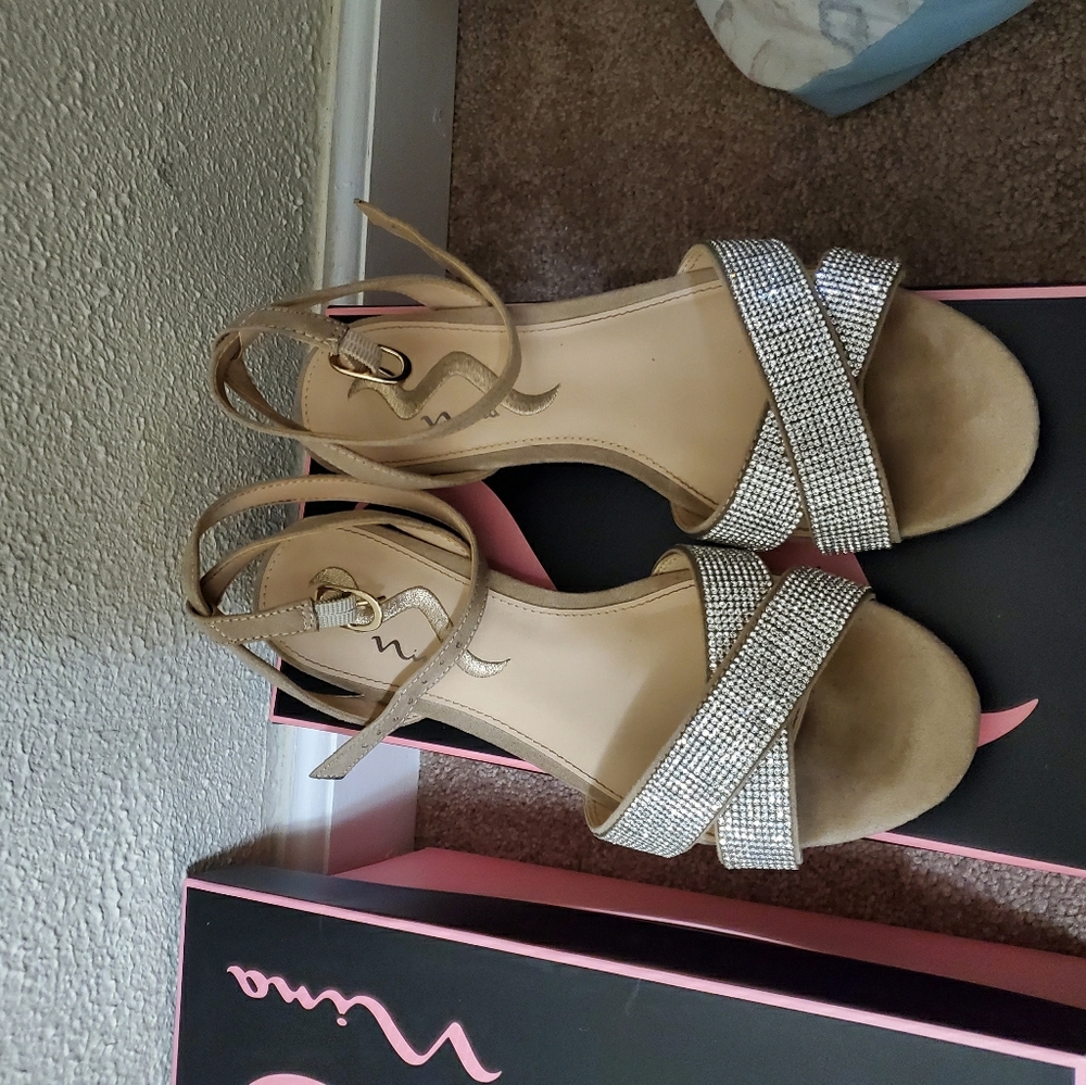 Size 7.5 Nina nude dress shoes